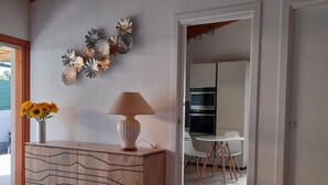 Une cuisine moderne avec des meubles de rangement en bois, une table et des chaises.