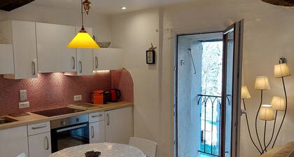 In the heart of a medieval French village. One bed apartment. Pet friendly