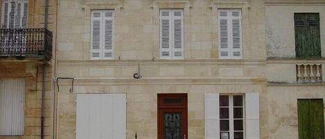 Vista frontal de la propiedad