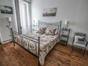 Comfort Double Room | Blackout curtains, free WiFi, bed sheets - Le Médoc de Clémence (Lamarque)