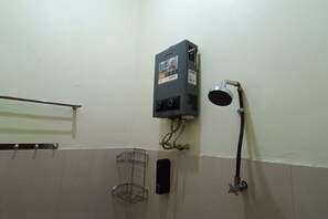 Standard Double Room | Bathroom | Shower, towels, soap - OYO 93363 Senja Dieng Homestay Syariah (Kejajar)