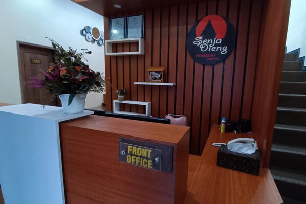 Reception - OYO 93363 Senja Dieng Homestay Syariah (Kejajar)