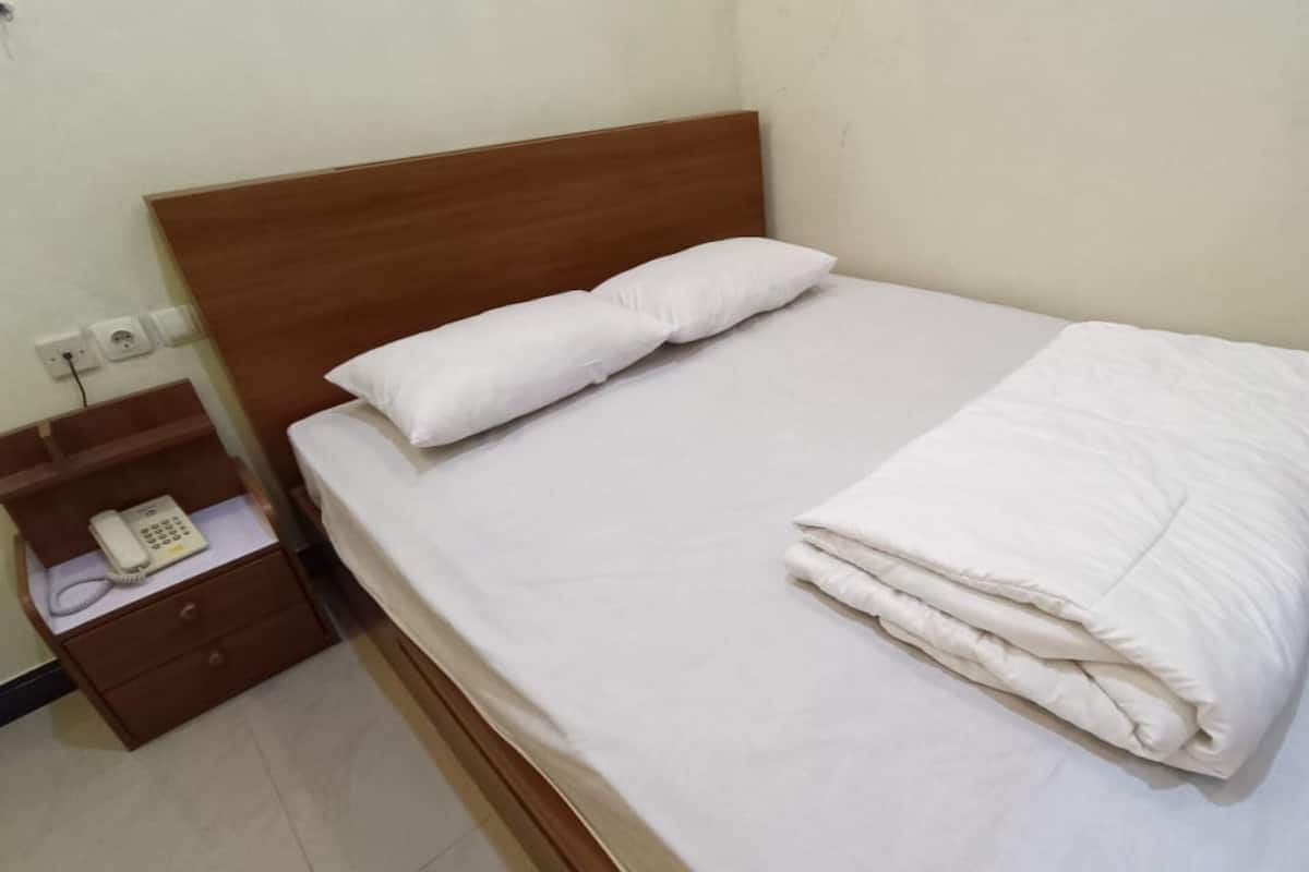 Standard Double Room | Desk, free WiFi, bed sheets