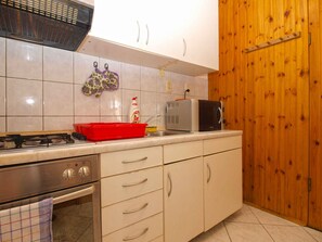 Fridge, microwave, oven, stovetop - Holiday apartment with air conditioning (Pula)