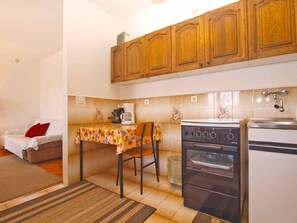 Fridge, oven, stovetop, coffee/tea maker - Holiday apartment with air conditioning (Pula)