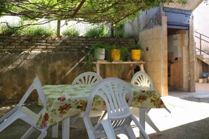 تناول الطعام بالخارج