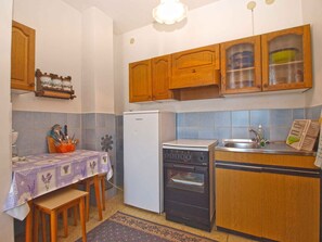 Fridge, oven, stovetop, cookware/dishes/utensils