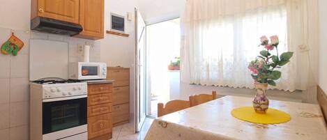 Frigorífico, microondas, horno y placa de cocina