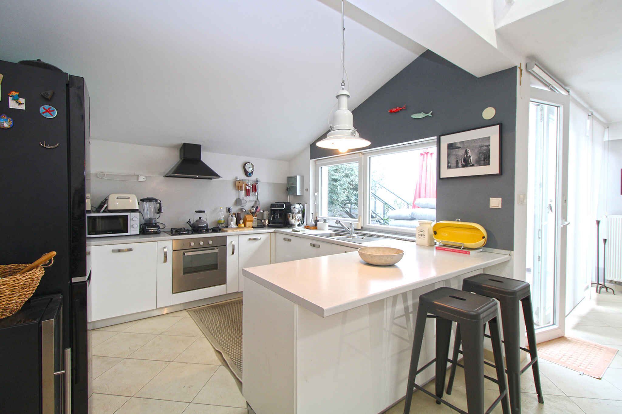 Fridge, oven, stovetop, coffee/tea maker