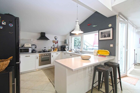 Fridge, oven, stovetop, coffee/tea maker