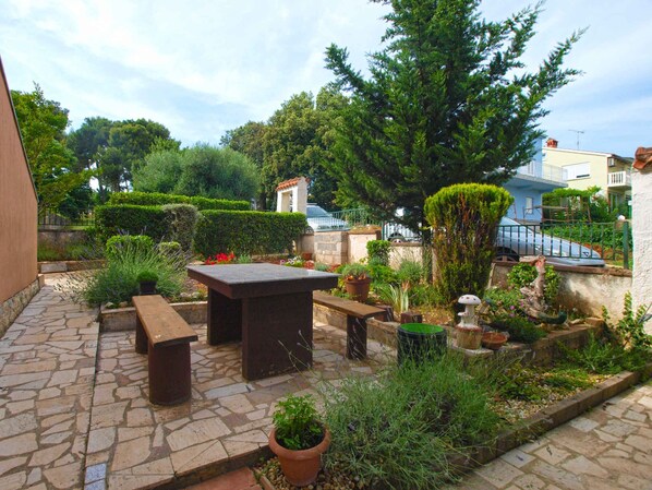 Outdoor dining - Holiday apartment with air conditioning (Banjole)