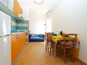 Fridge, microwave, stovetop, cookware/dishes/utensils - Holiday apartment with air conditioning (Banjole)