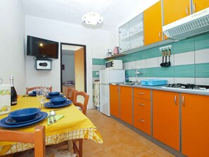 Fridge, microwave, stovetop, cookware/dishes/utensils - Holiday apartment with air conditioning (Banjole)
