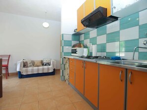 Kjøleskap, mikrobølgeovn, kokeplater og kjøkkenutstyr