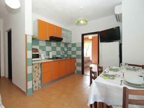 Kjøleskap, mikrobølgeovn, kokeplater og kjøkkenutstyr