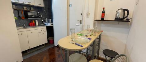 冷蔵庫、電子レンジ、オーブン、コンロ