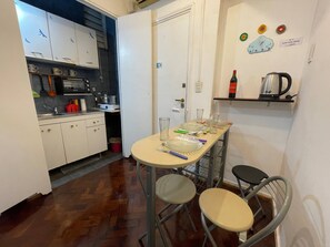 Fridge, microwave, oven, stovetop - Charming 2-Room Temporary Stay in the Heart of San Telmo (Buenos Aires)