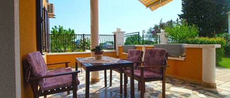 تناول الطعام بالخارج