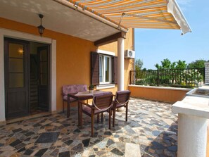 Outdoor dining - Holiday apartment with air conditioning (Valtura)