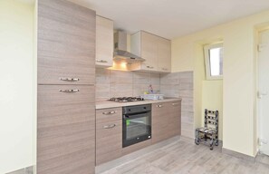 冷蔵庫、オーブン、コンロ、調理器具と食器