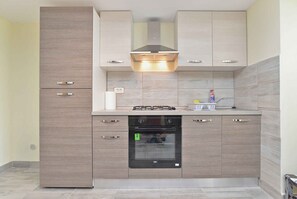 Kjøleskap, ovn, kokeplater og kjøkkenutstyr