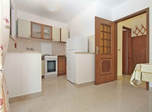 Fridge, oven, stovetop - Holiday apartment with air conditioning (Premantura)