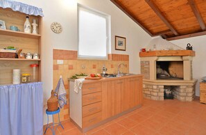 Fridge, oven, stovetop, cookware/dishes/utensils - Holiday apartment with air conditioning (Pula)