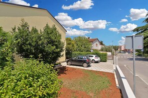 Property grounds - Holiday apartment with air conditioning (Pula)