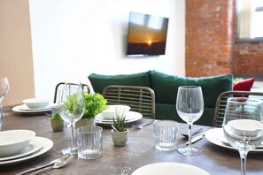 Dining - The Larimar Suite (Manchester)