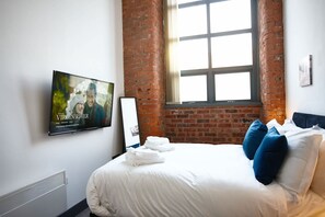2 bedrooms, iron/ironing board, travel crib, WiFi - The Larimar Suite (Manchester)