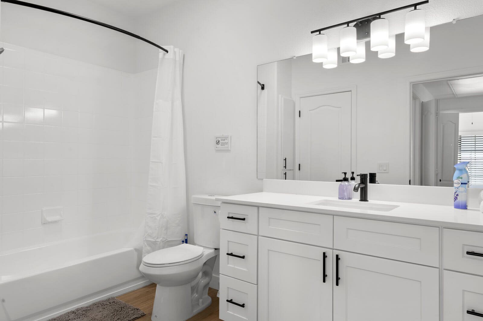 Deluxe Apartment | Bathroom