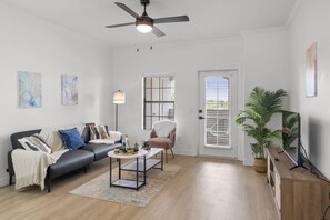 Deluxe Apartment | Living area | Smart TV, Netflix, Hulu, streaming services - TWO CozySuites Apartment Chandler (Chandler)