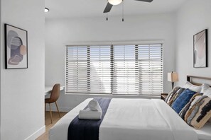 Meja kerja, ruang kerja ramah laptop, dan setrika/meja setrika