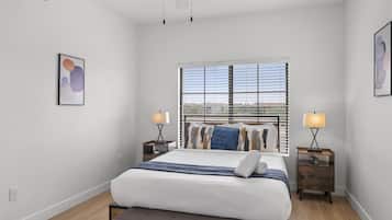 Deluxe Apartment | Desk, laptop workspace, iron/ironing board, free WiFi