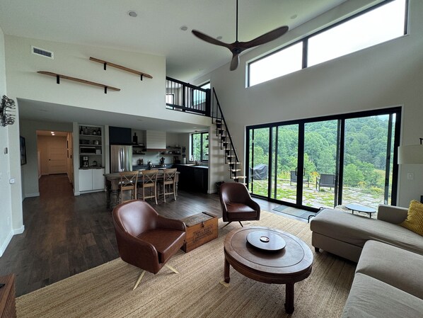 Smart-TV, Kamin, Bücher, Stereoanlage