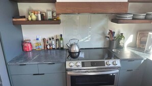 Kaffetrakter/tekoker, kjøleskap, mikrobølgeovn og ovn