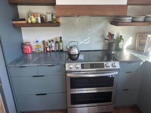 Coffee/tea maker, fridge, microwave, oven - 4TreesVA: Old Rag Mountain Retreat (Etlan)