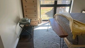 2 soverom, skrivebord, strykejern/-brett og wi-fi (inkludert)