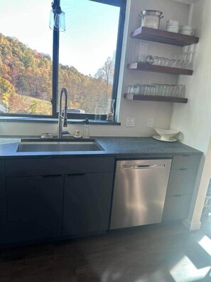 Cafetera/tetera, refrigerador, microondas, horno
