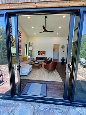A modern living room with a sofa, chairs, a coffee table, and a television. - 4TreesVA: Old Rag Mountain Retreat (Etlan)