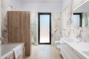 Bruser, hårtørrer, bidet, håndklæder