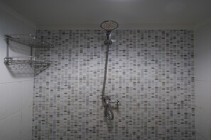 Suite familiar | Baño | Ducha, toallas y jabón