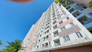 Un immeuble résidentiel à plusieurs étages, doté de balcons et d’une enseigne indiquant « Laguna Room ».
