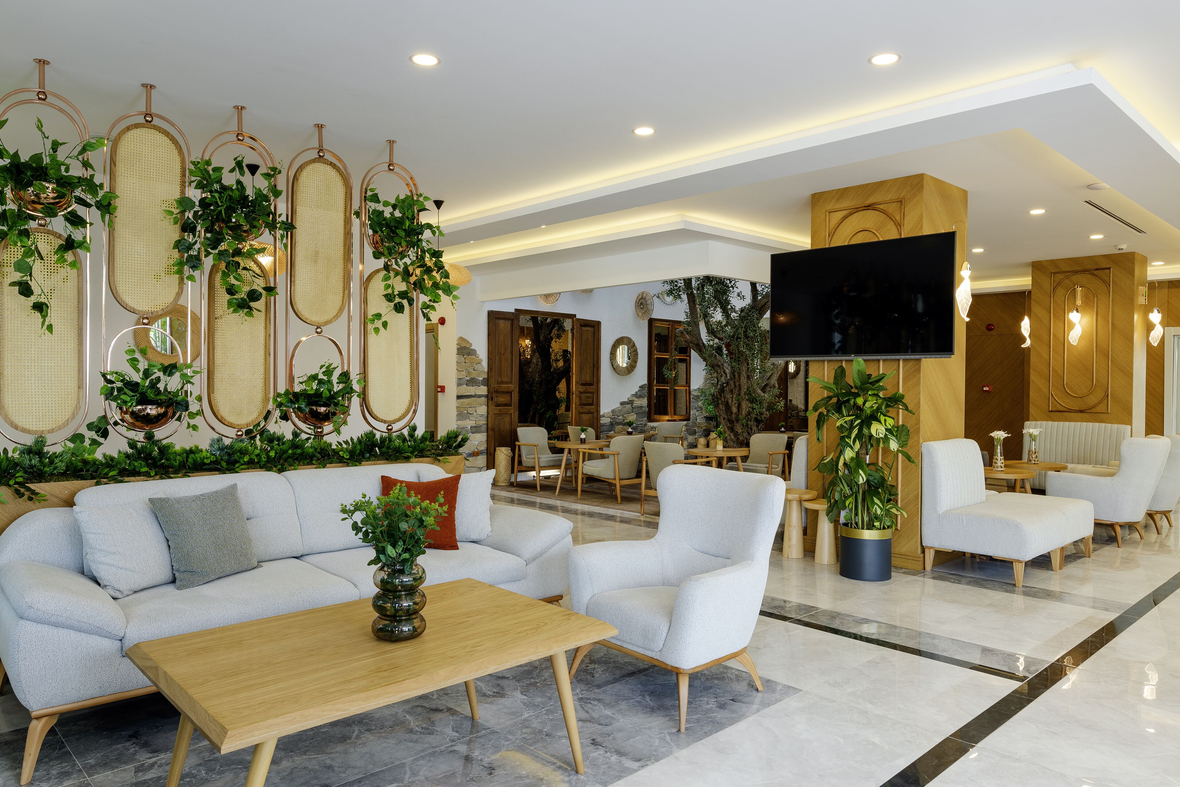 32-inch Smart TV with satellite channels, heated floors