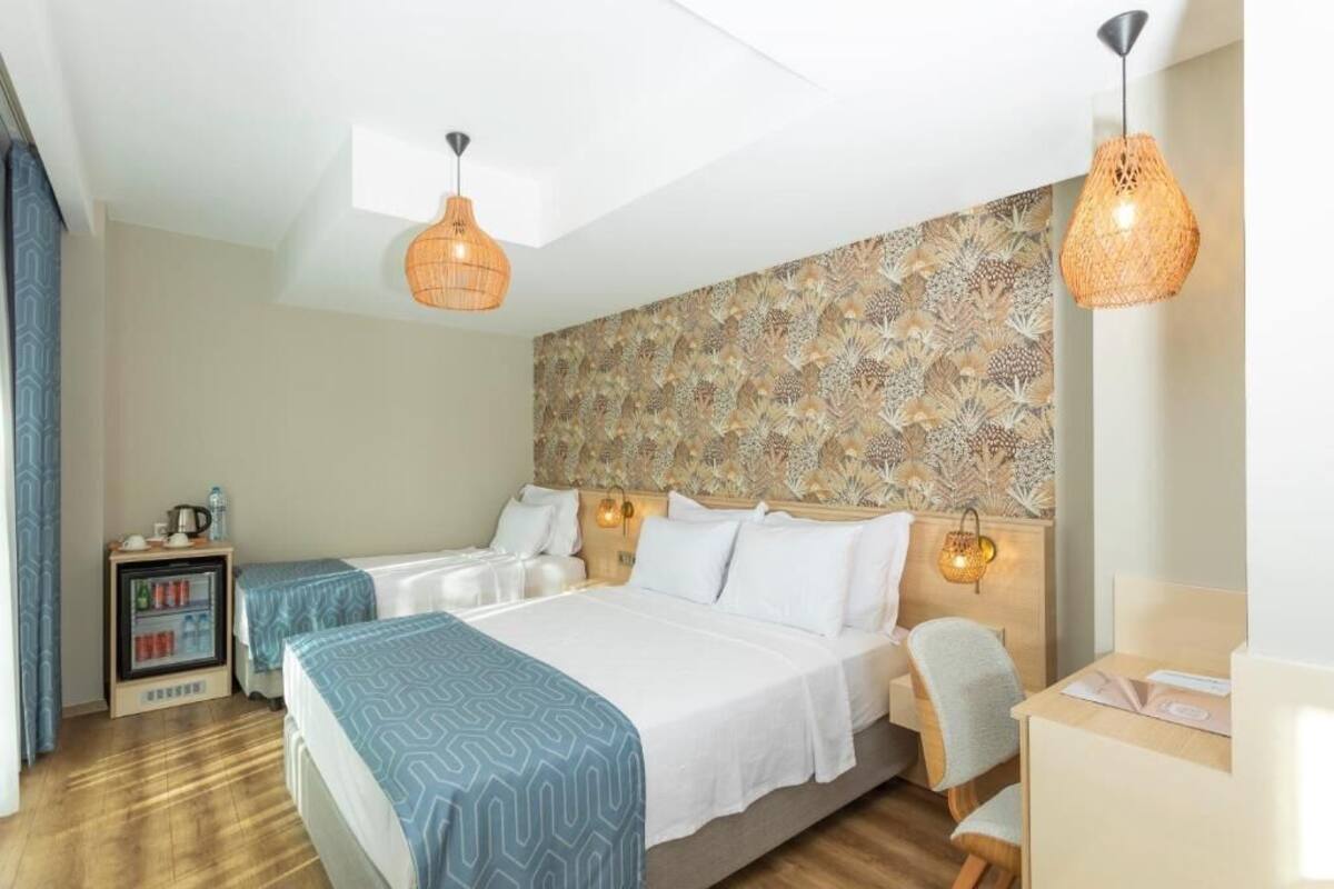 Quarto triplo júnior | Roupas de cama premium, frigobar, cofres nos quartos, escrivaninha