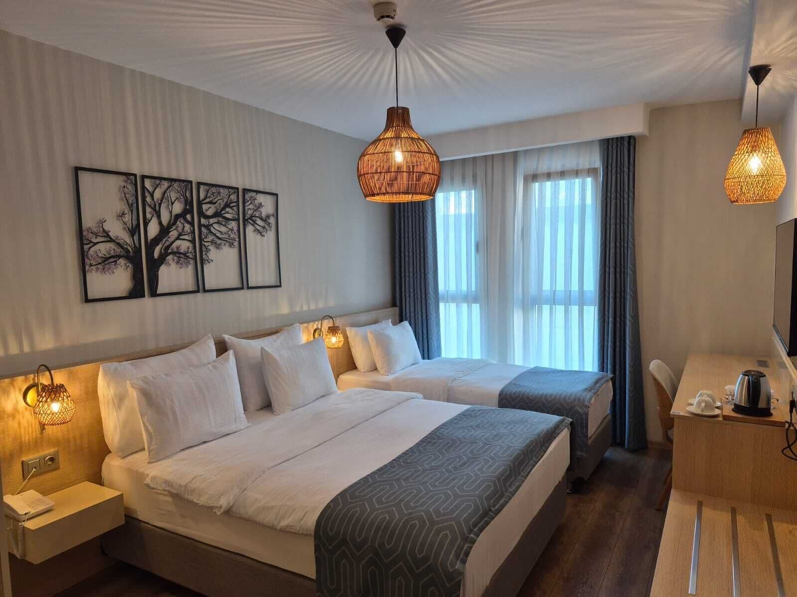 أغطية فراش متميزة وميني بار وخزنة داخل الغرفة ومكتب