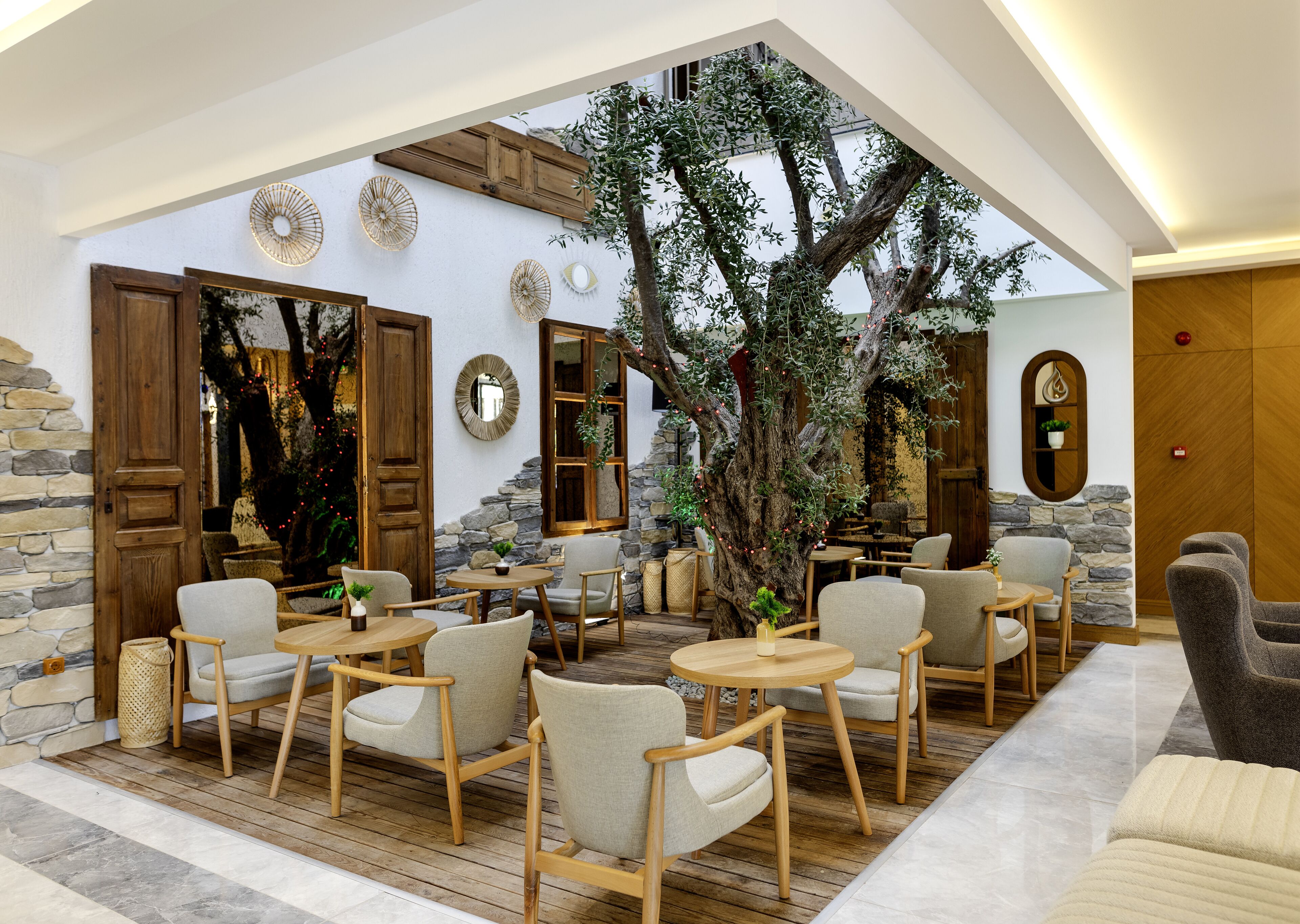 32 吋智能電視連衛星電視頻道、加熱地板