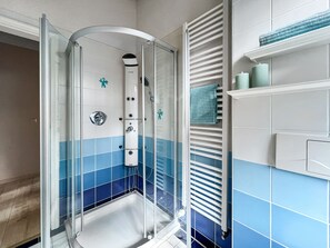Dusche, Haartrockner, Bidet, Handtücher