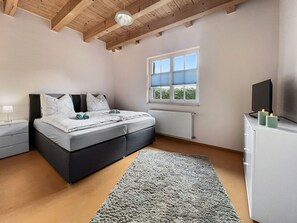 3 bedrooms, iron/ironing board, travel crib, free WiFi