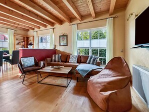 Smart TV, fireplace, books, stereo